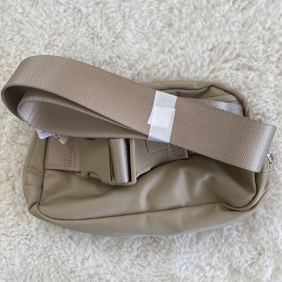 ❤️ Lululemon Everywhere Belt Bag in Trench NWT - Picture 4 of 9